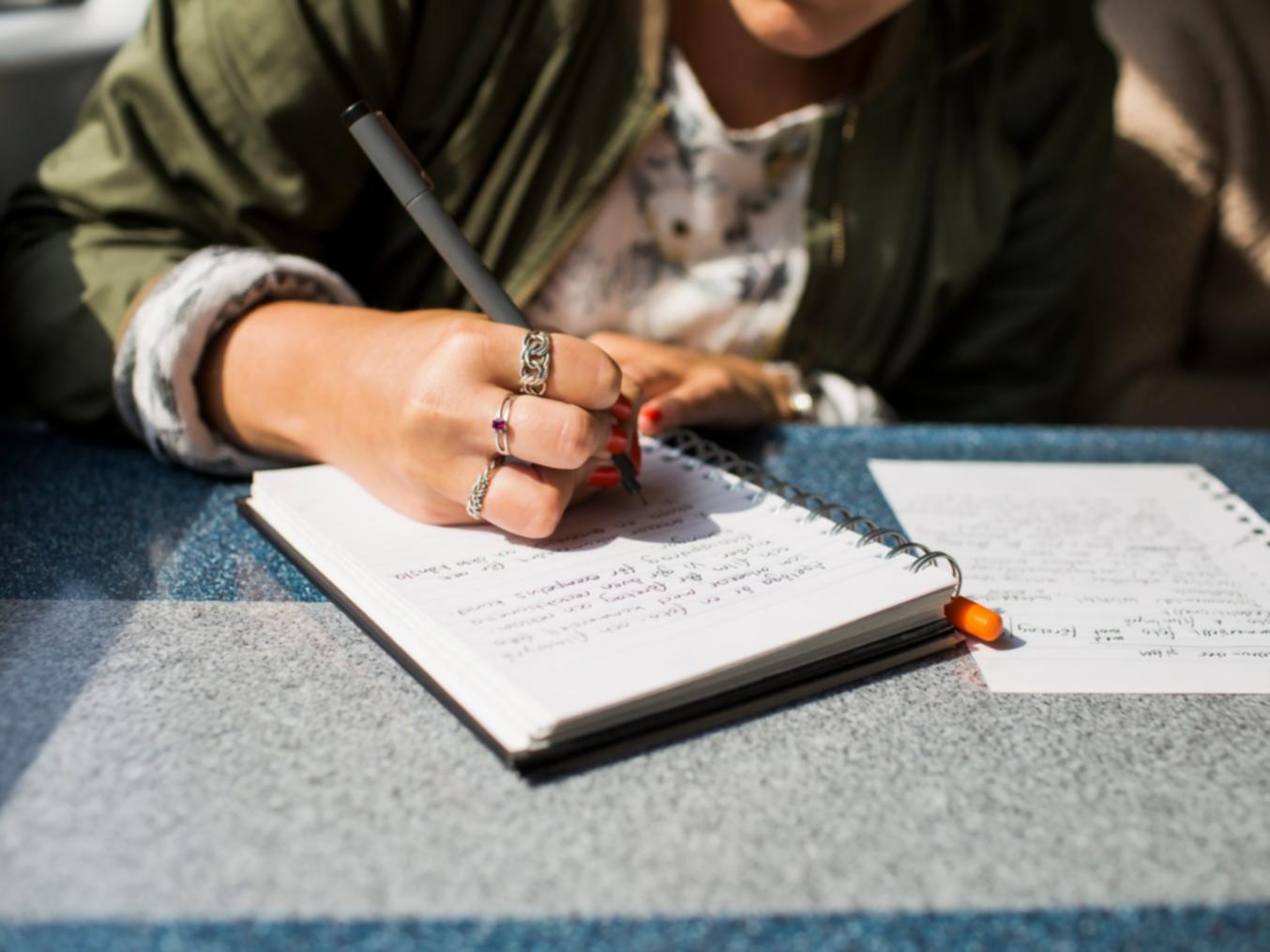 Équipe travaillant sur des stratégies de référencement mobile